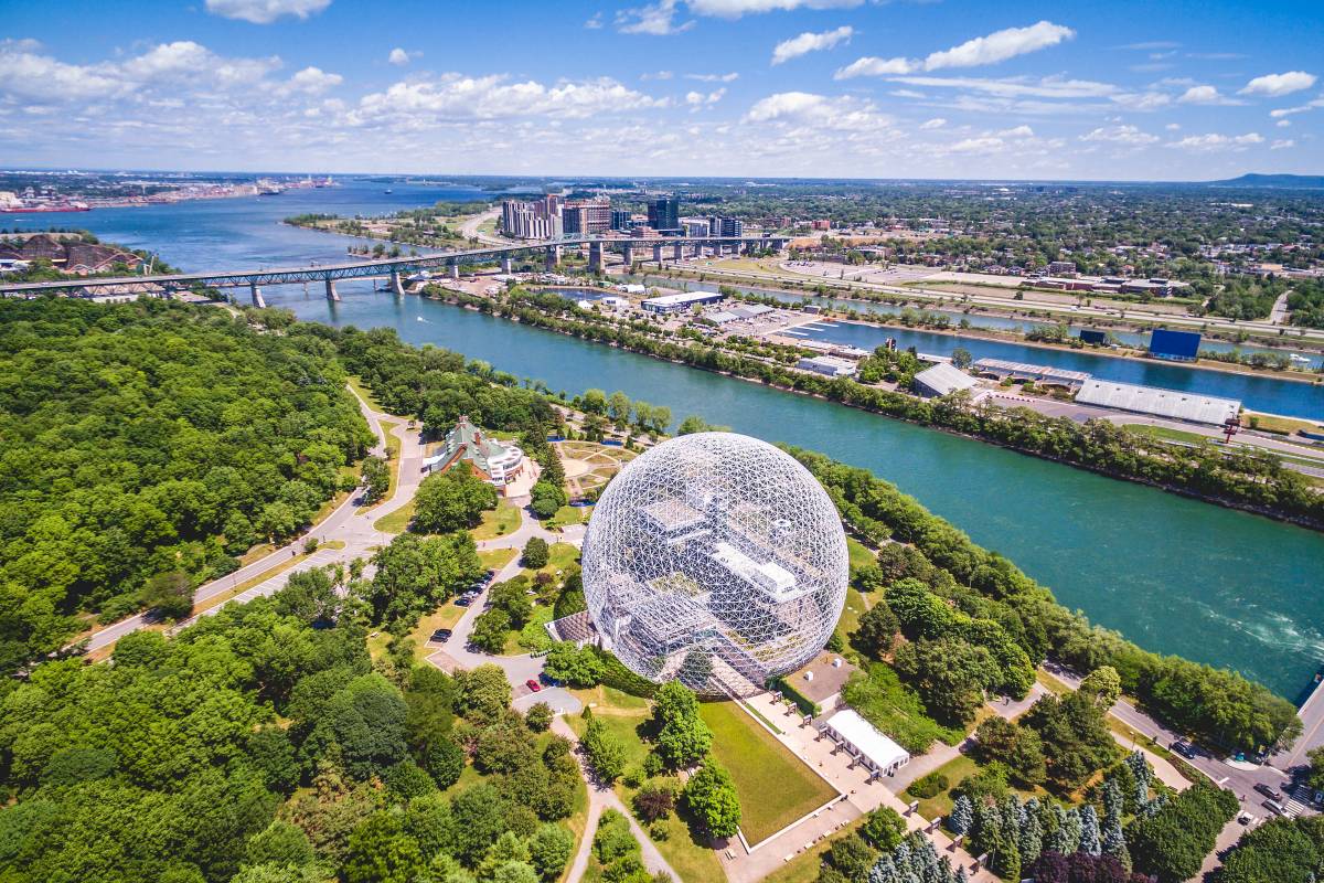C'est une photo de Montréal prise par la rédactrice en vue aérienne, elle montre aussi le globe de Montréal.
